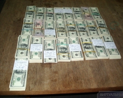 В ходе проведения крупномасштабной операции в Петербурге, в одном из офисов банка было изъято денежных знаков общим весом 100 кг.