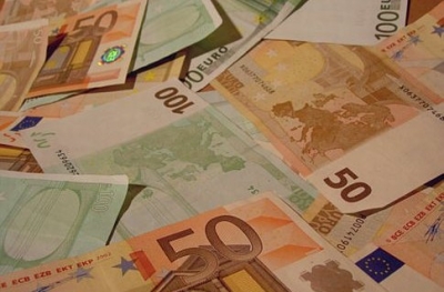 Евро падает из-за неопределенности в Европе