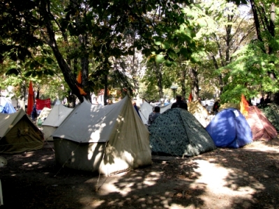 В Луганске чернобыльцы уже 5 день живут в палатках (фото)