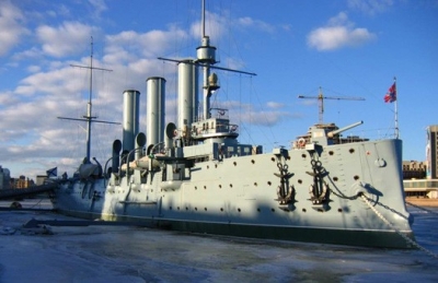 В России "захватили" крейсер "Аврора" и подняли пиратский флаг