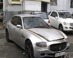 Сегодня в Киеве горел автомобиль Maserati