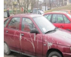 В Киеве 15 автомобилей возле жилого дома облили неизвестной жидкостью 