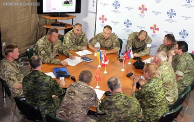 Заместитель руководителя АТО полковник Константин Соколов провел рабочую встречу с представителями многонациональной инспекционной группы  военных