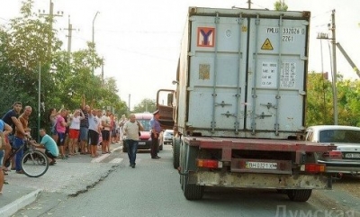 Жители села Новая Долина, что под Одессой, перекрыли автодорогу в знак протеста