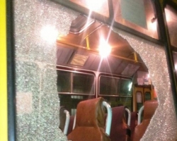 Поздним вечером во Львове злоумышленники обстреляли маршрутный автобус