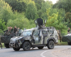Местные жители села Камяниця Ужгородского района Закарпатья не смогли поделить дорогу с бойцами Нацгвардии. (Видео)