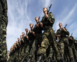 Министр МВД Украины Арсен Аваков считает целесообразным перевести украинскую армию на контрактную основу