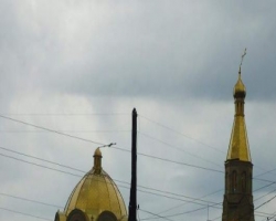 В Петропавловском соборе Луганска восстановили пострадавшие от урагана кресты
