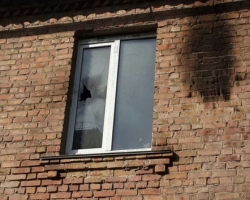 В окно здания Киевтранспарксервиса злоумышленниками были брошены бутылки с зажигательной смесью