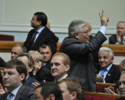 Депутаты приняли закон "О госслужбе": есть надбавки и много экзаменов