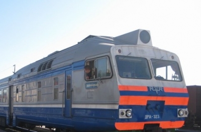 Азаров обещает дополнительные поезда на праздники