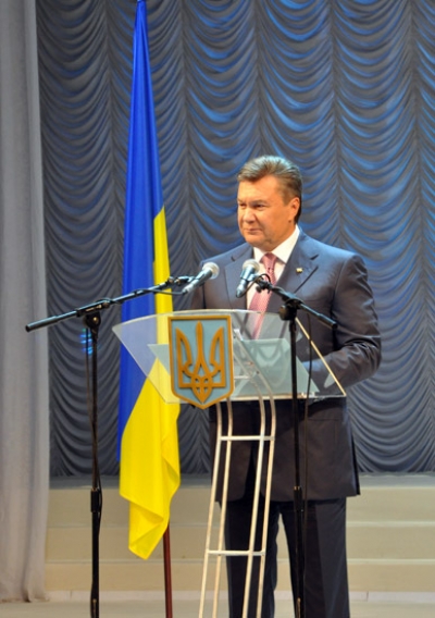 Янукович погонится за двумя зайцами: сначала на саммит ЕС, потом - в Москву
