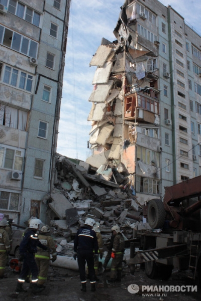 В Астрахани продолжаются поиски людей под завалами дома