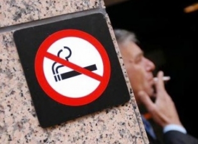 Курить в общественных местах запретят с декабря. Закон