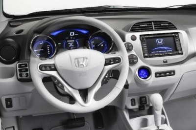 В автомобилях  Honda будет встроен Facebook и Twitter