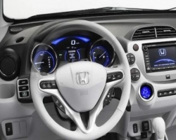 В автомобилях  Honda будет встроен Facebook и Twitter
