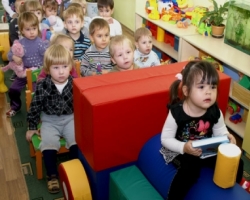 Азаров обещает, что в 2013 году проблем с детскими садами не будет