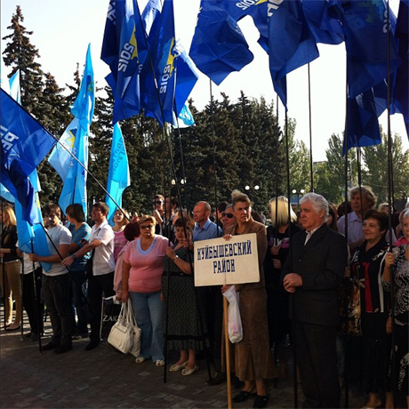 Митингующих около 500 человек