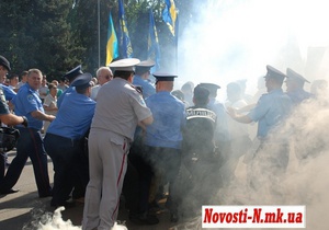 В Николаеве на "языковой" почве проходят массовые стычки