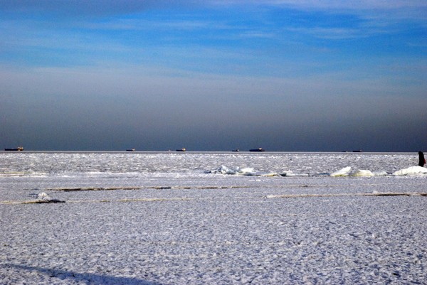 Море в феврале куда. Вид на море из Одессы зимой. Когда замерзало черное море последний раз. Черное море температура замерзло море. Нет в 2006 году замерзало ли море в Одессе побережье.