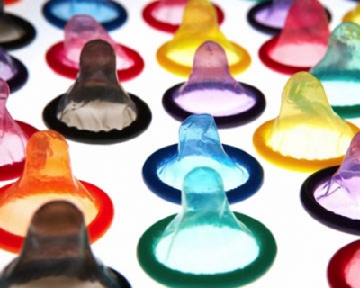 Азаров пообещал удержать цены на презервативы