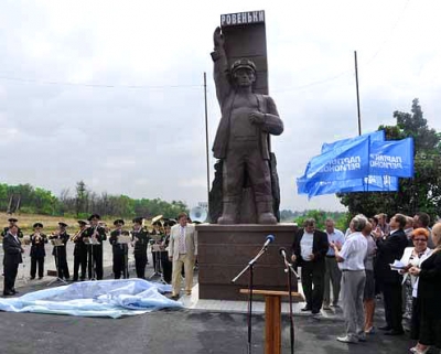 В Ровеньках установили памятник-гном в честь шахтеров