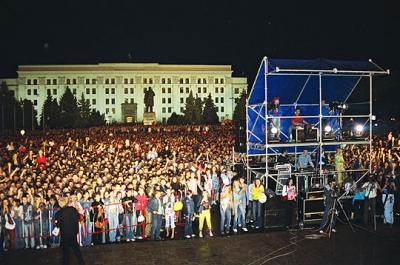 В Луганске на День города пройдет шествие молодоженов и предприятий