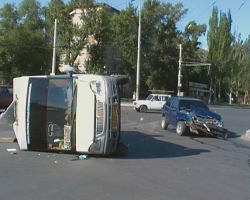 В Луганске перевернулась маршрутка (Фото)