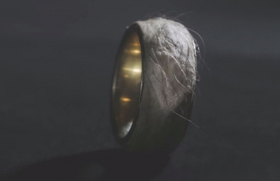 Золотое кольцо с элементами человеческой кожи стоит $500 тысяч