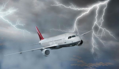 В самолет с игроками «Черноморца» угодила молния