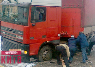 В столице грузовая машина провалилась под асфальт