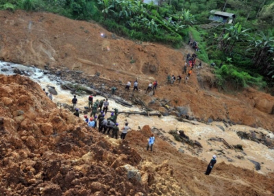 Ливневые дожди на острове Ява стали причиной разрушительного оползня
