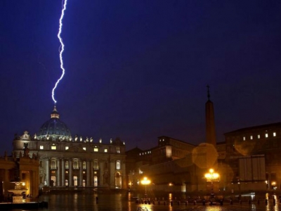 После того, как Бенедикт XVI заявил миру об отречении от папского престола, в собор Святого Петра угодила молния