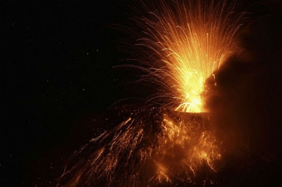 Вулкан Огненное горло в Эквадоре выбрасывает огненные фонтаны 