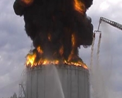 Рабочие покурили на крышке резервуара с нефтью и взлетели на воздух