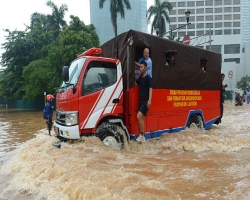 Столицу Индонезии затопило ливневой водой