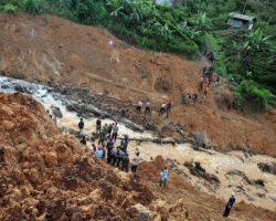 Ливневые дожди на острове Ява стали причиной разрушительного оползня