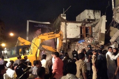 В Мумбаи обрушился дом, погребя людей под завалами