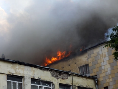 В Киеве гостиница охвачена огнем