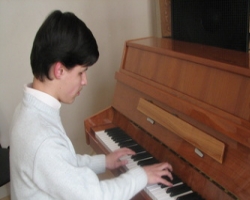 14-летний парень из Одессы вслепую пишет музыку и играет на 3-х инструментах