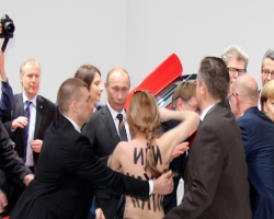 Владимир Путин "прелести" «Femen» не заценил, его больше интересуют колбаса и сало 