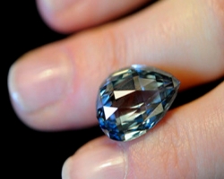 Редчайший голубой бриллиант был продан на аукционе за $ 9, 5 млн 