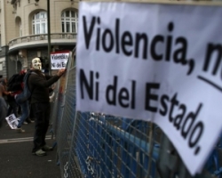 Полиция и демонстранты устроили побоище у испанского парламента 