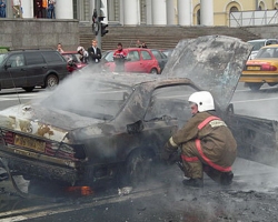 Неизвестные сожгли Мерседес депутата