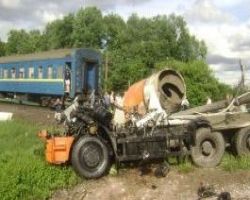 В Белоруссии украинский поезд врезался в камаз. 2 погибших