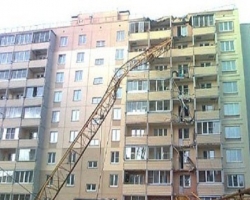 В РФ башенный кран упал на жилой дом