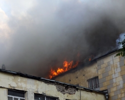 В Киеве гостиница охвачена огнем