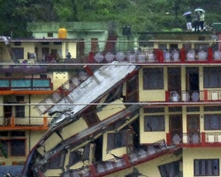 В Индии жилой дом в три этажа рухнул в реку из-за половодья