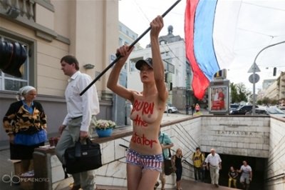 Активистка «FEMEN» поддержала Навального голой грудью