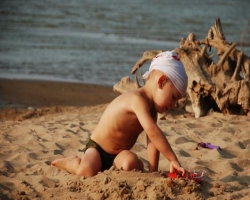 Ребенок выжил, пробыв несколько часов под трехметровым слоем песка